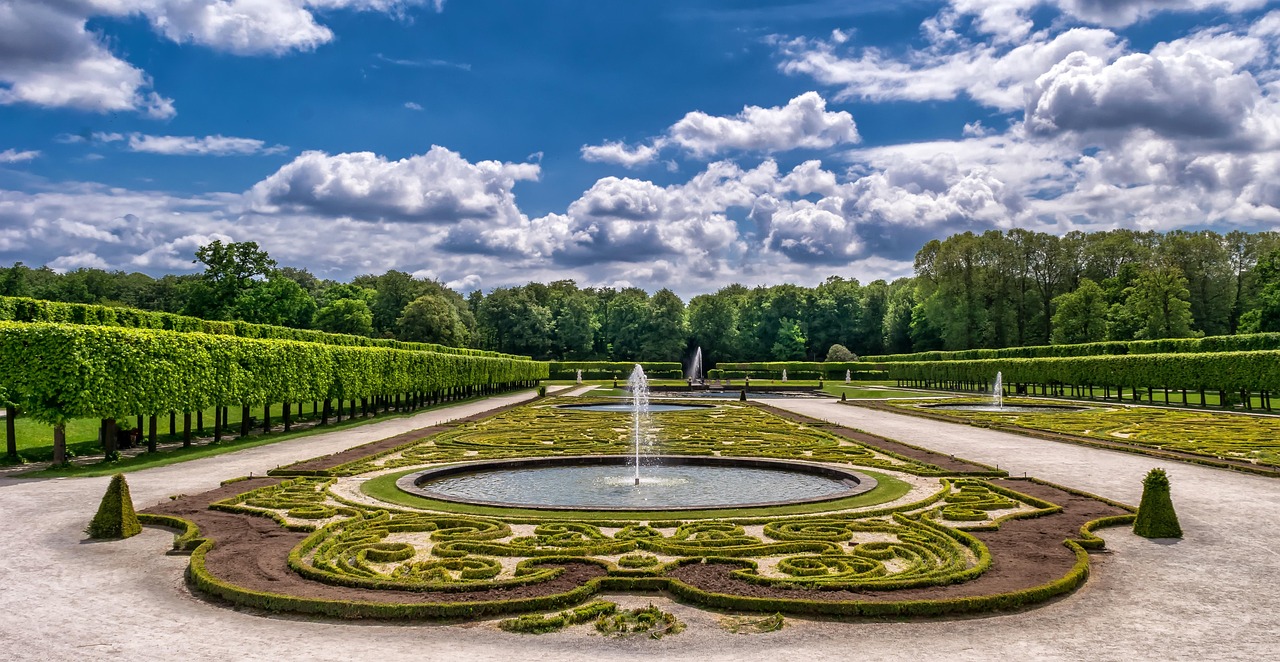 Druppelslang bevloeit efficiënt tuinplanten. Druppelslang bevloeit efficiënt tuinplanten.