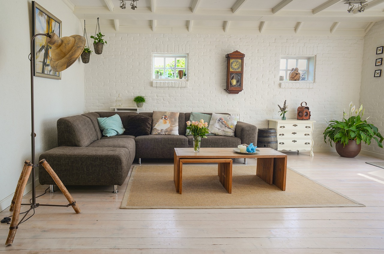 Houten keuken met brutalistisch design en open planken.