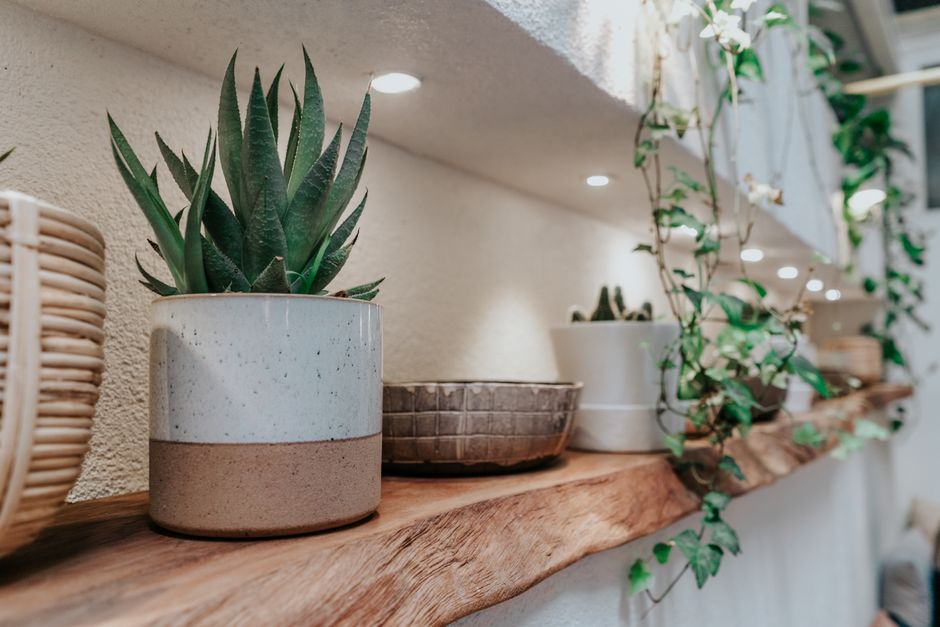 Slaapkamer met uitzicht op groene tuin.