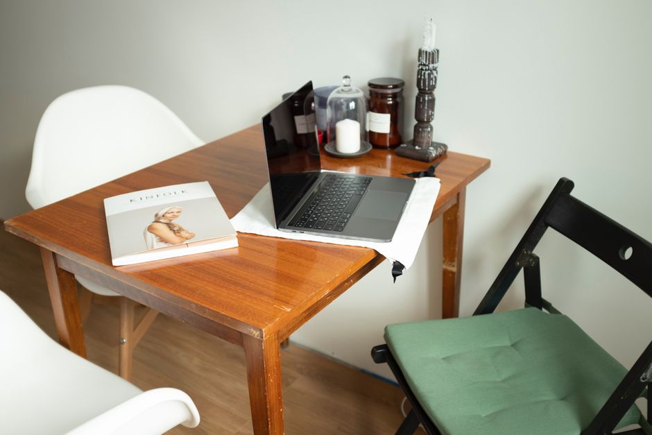 Modern omklapbureau met geïntegreerde verlichting. Modern omklapbureau met geïntegreerde verlichting.