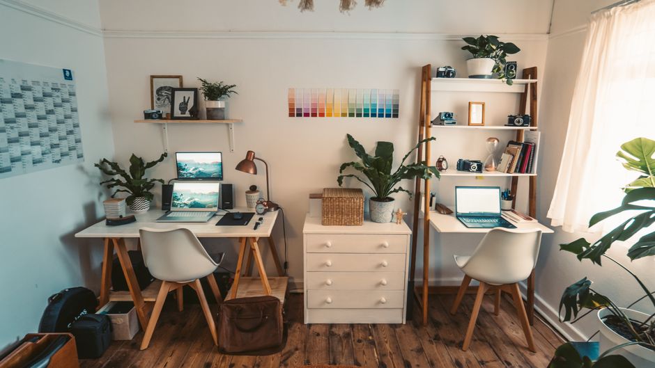 Omklapbureau met strakke, minimalistische esthetiek. Omklapbureau met strakke, minimalistische esthetiek.