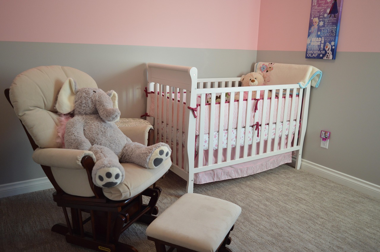 Melkachtige witte muur met pastelkleurige decoraties. Melkachtige witte muur met pastelkleurige decoraties.